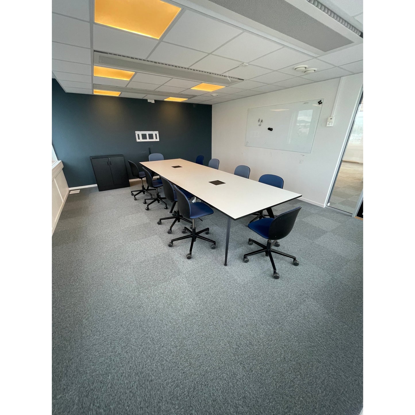 Møtebord fra Fora Form, hvit laminat, 380x120 cm