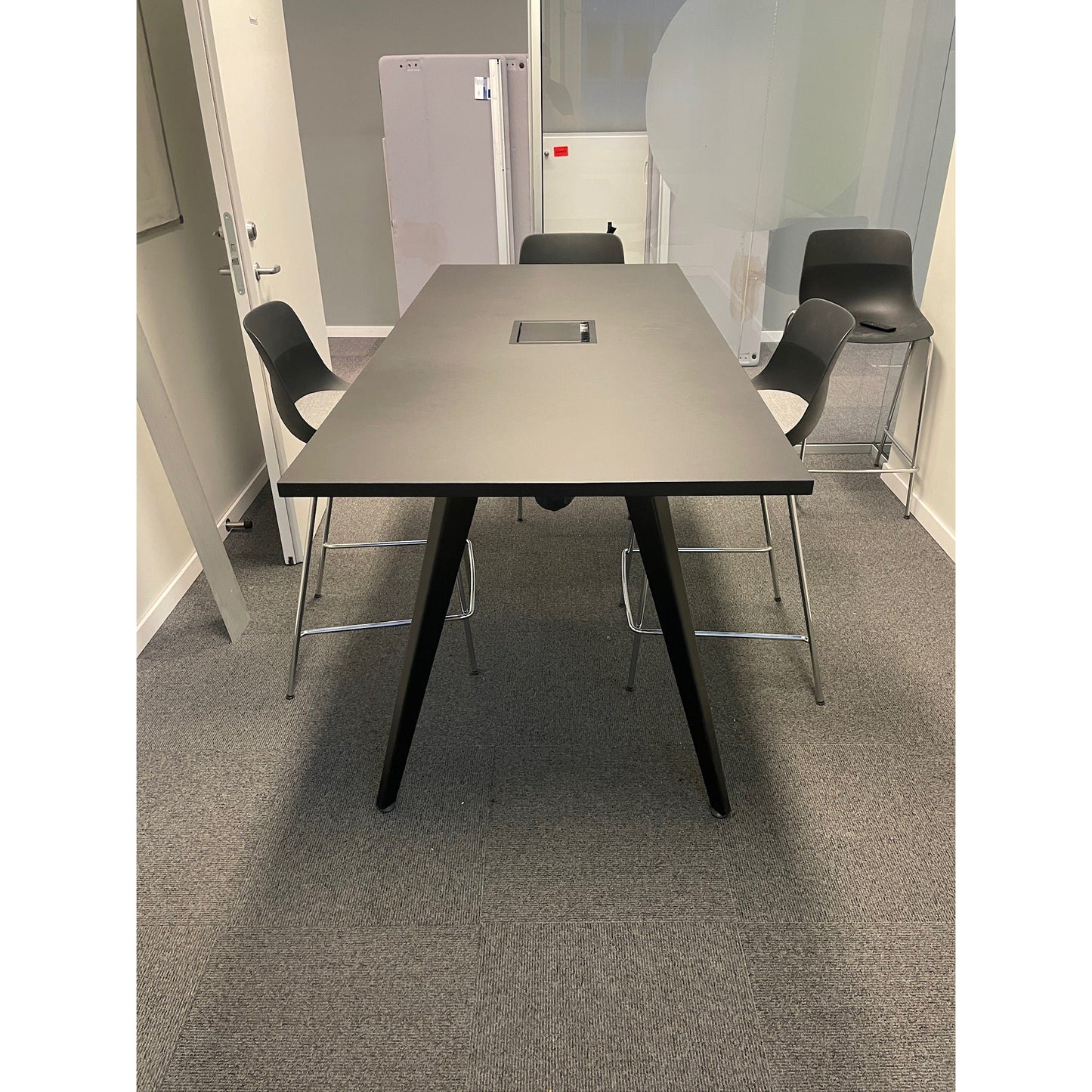 Møtebord fra Fora Form, sort, 180x80 cm