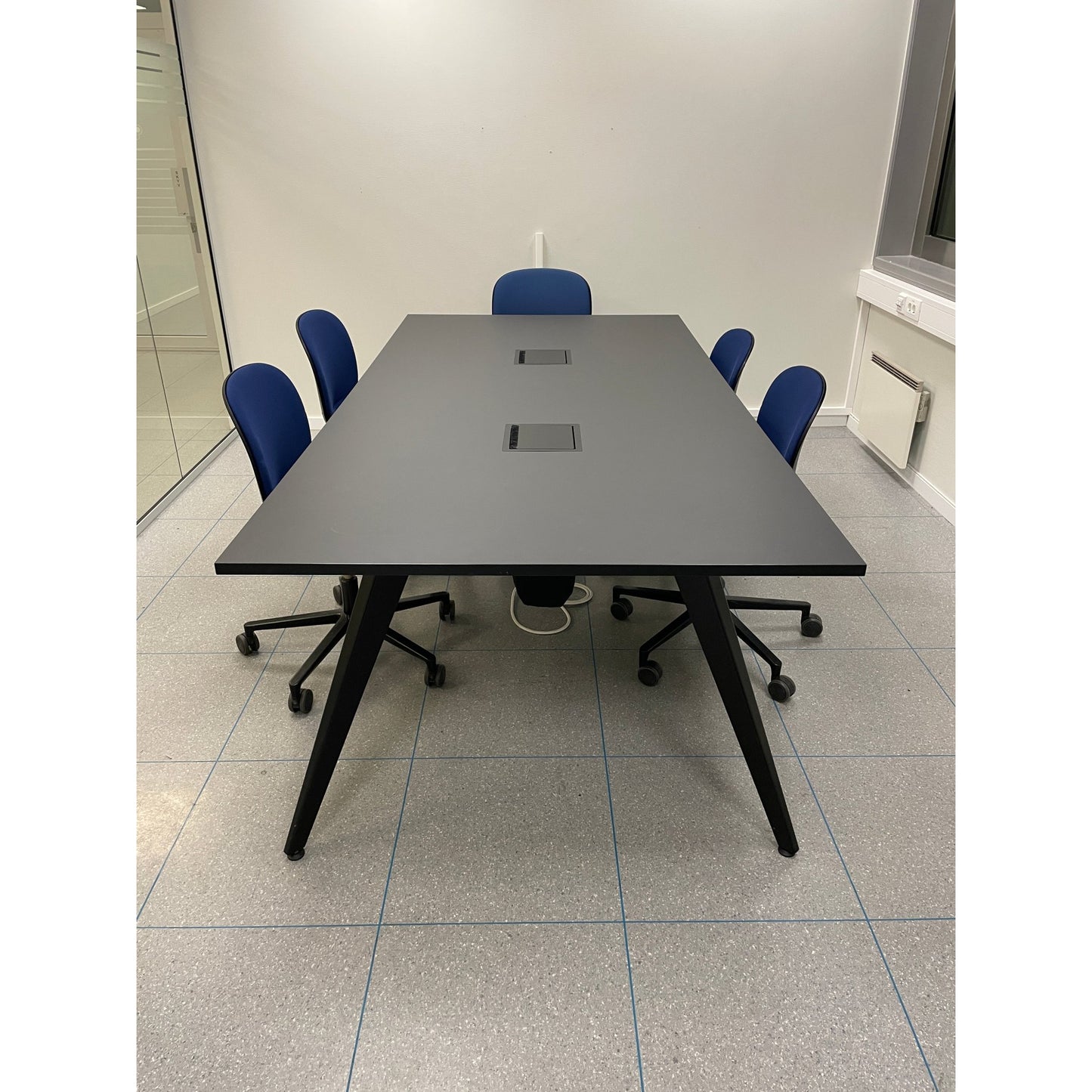 Sort møtebord fra Fora Form 240x120 cm