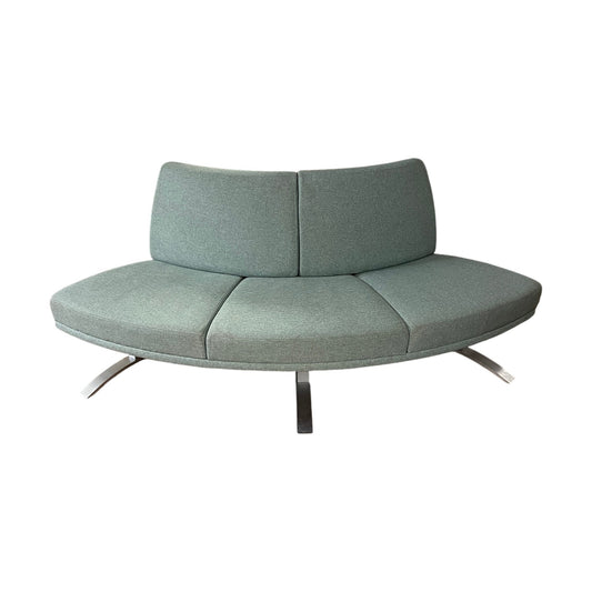 Retro loungesofa i dus grønn, med buet rygg