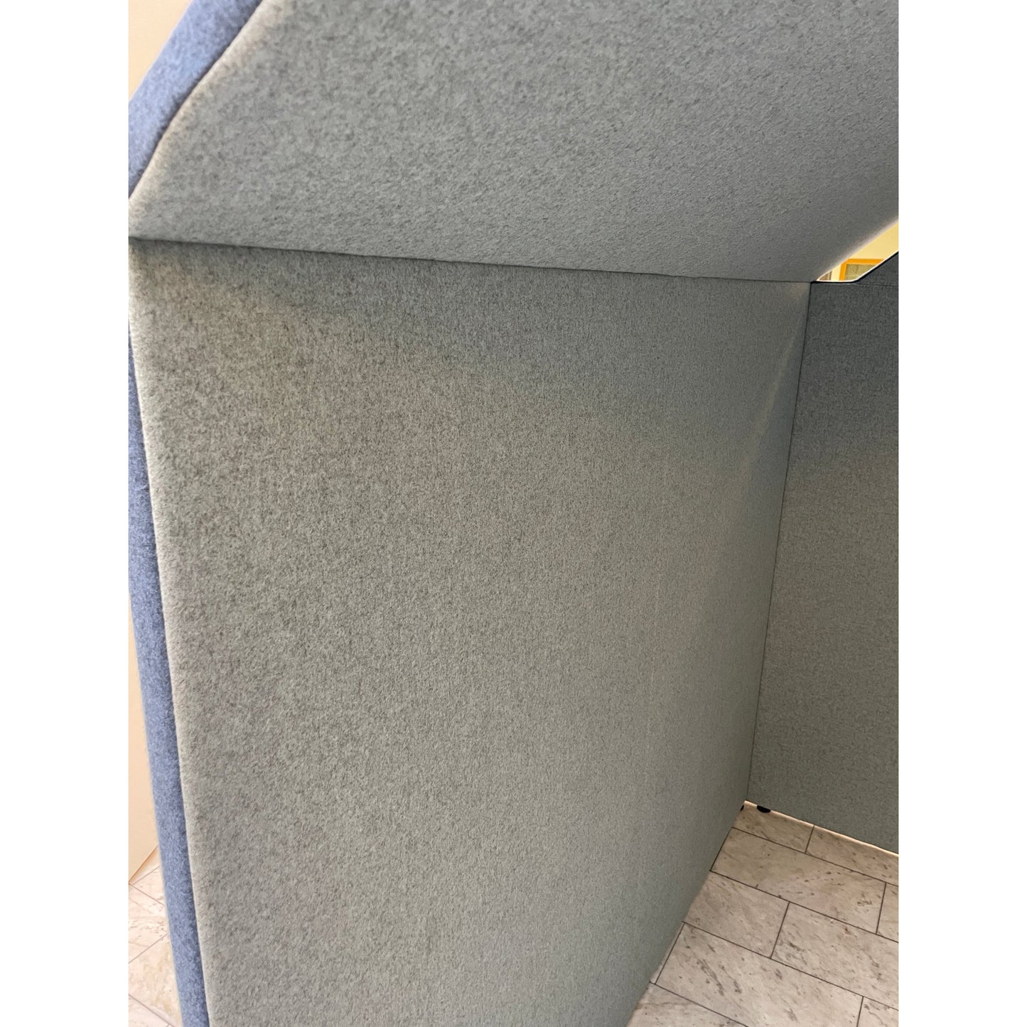 Samtalerom, trukket i ull fra Gøtessons The Hut