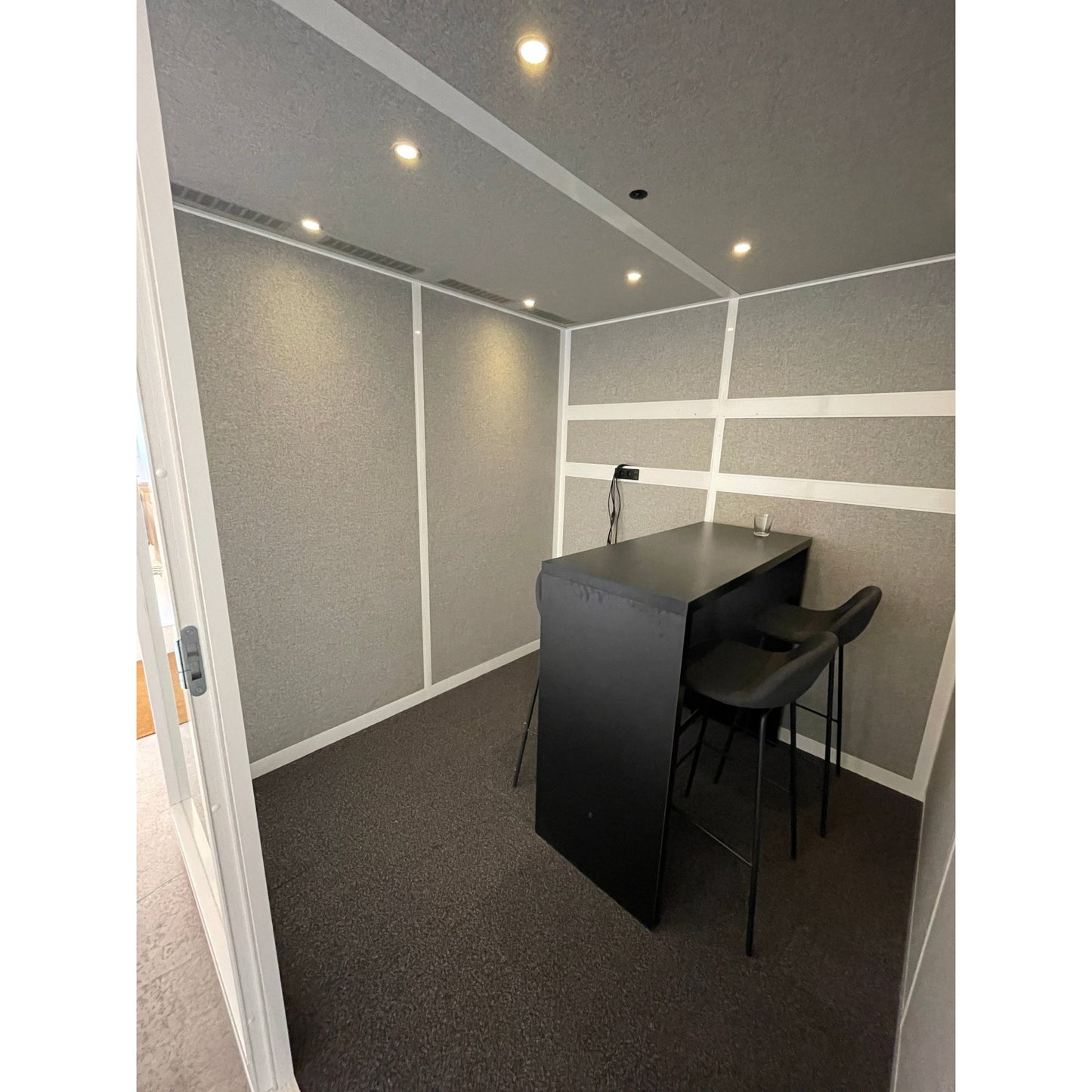 Abstracta Plenty Pod stillerom i hvit, Large (221,5 × 231,5 × 221,5 cm)