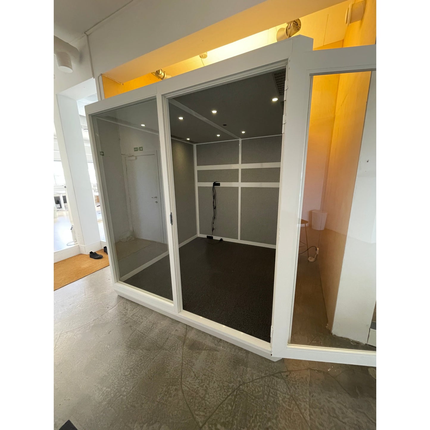 Abstracta Plenty Pod stillerom i hvit, Large (221,5 × 231,5 × 221,5 cm)