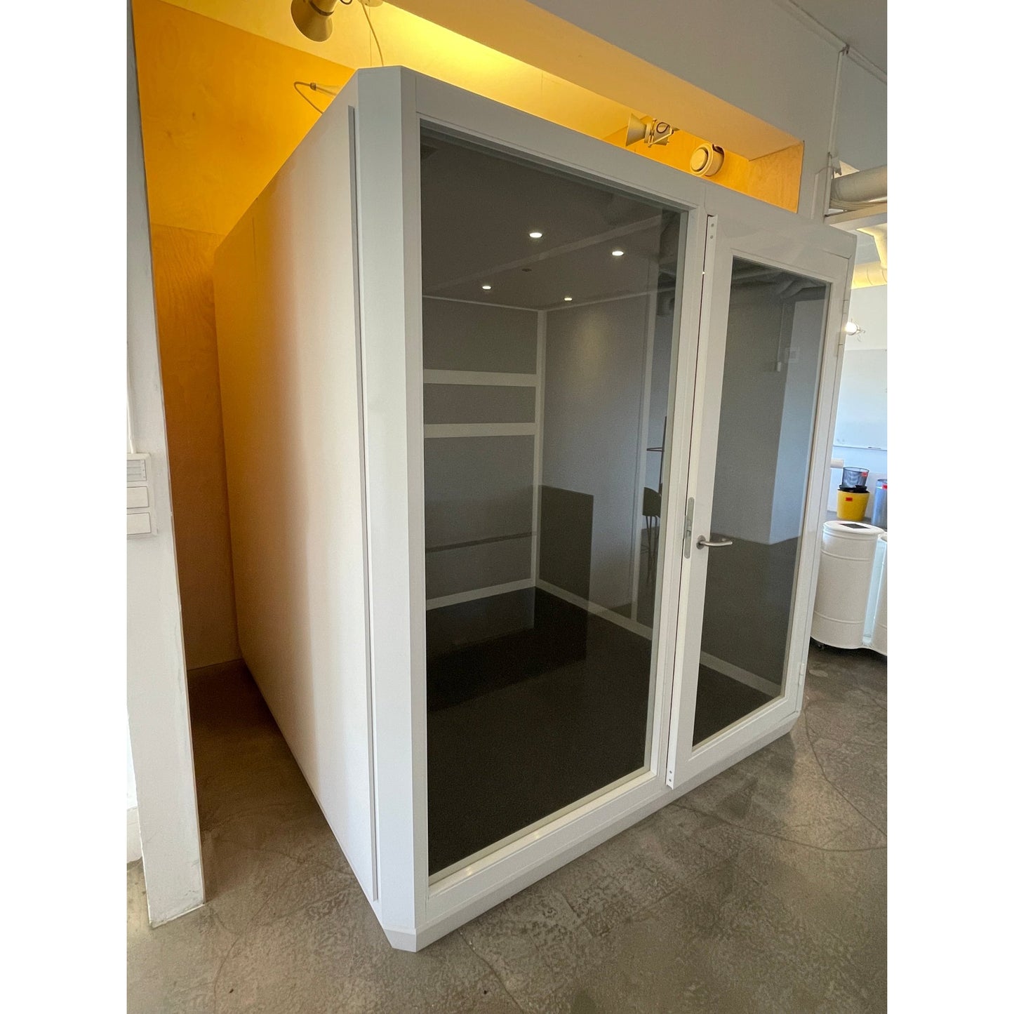 Abstracta Plenty Pod stillerom i hvit, Large (221,5 × 231,5 × 221,5 cm)