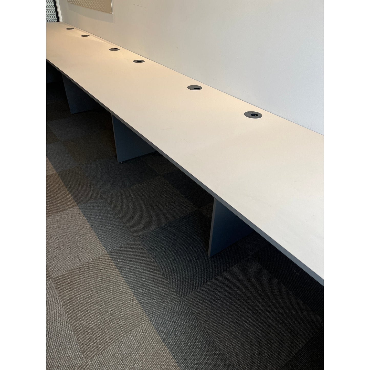 Arbeidspult for 4 pers fra Norengros, desktop linoleum, 470x70 cm