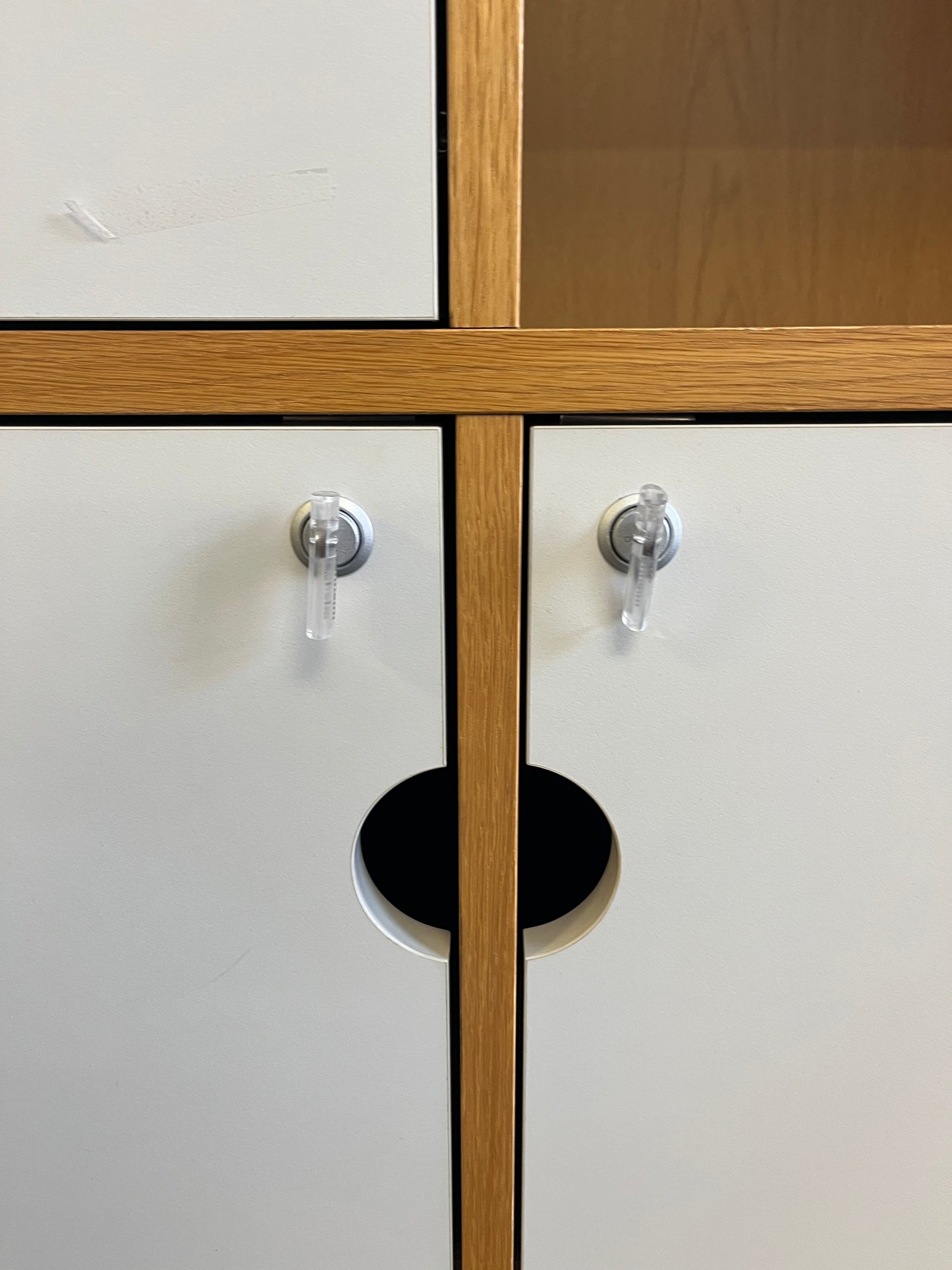 Låsbart skap fra Svenheim, trefarget, 90 cm