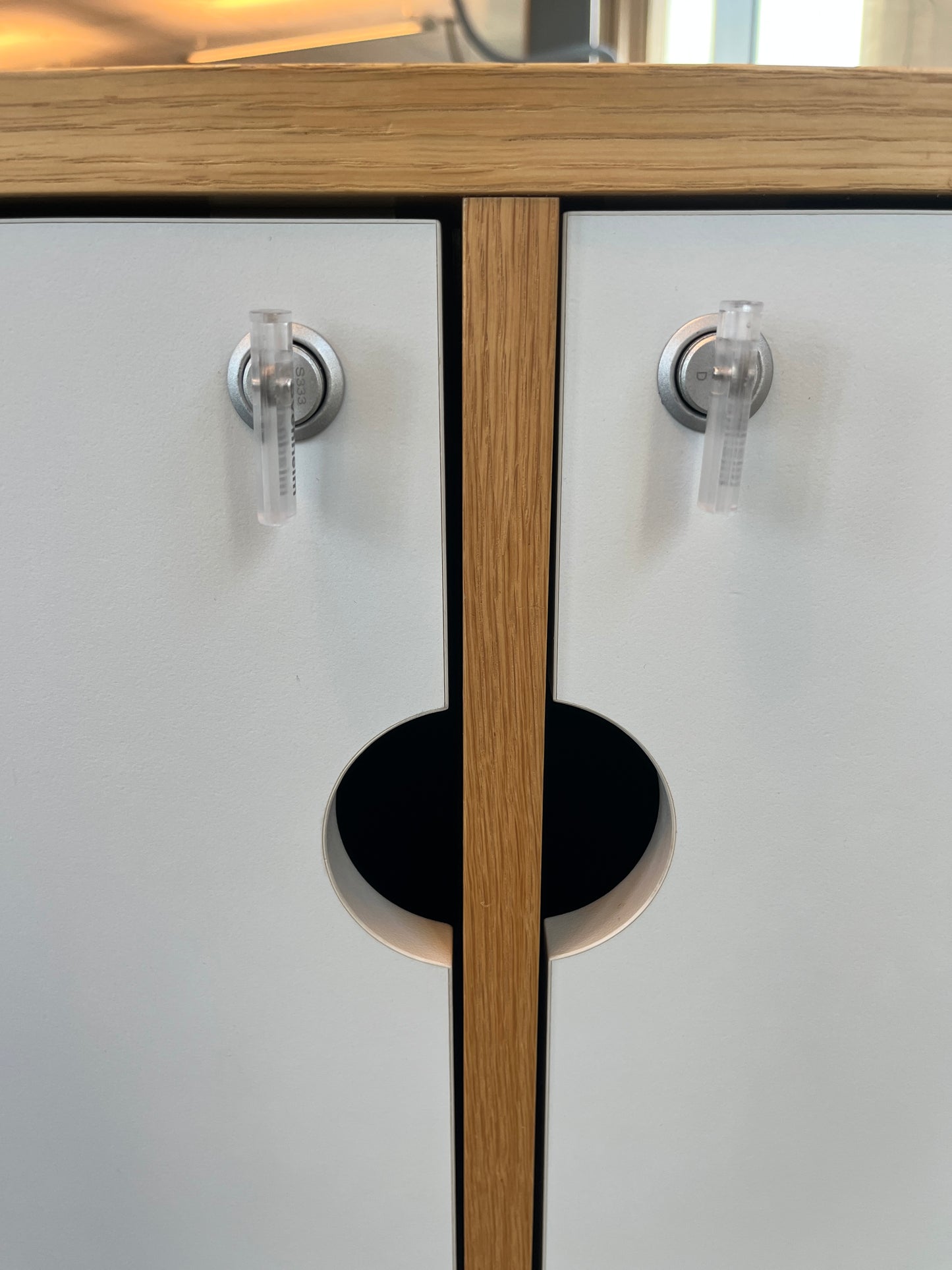 Svenheim skap, trefarget, 2 dører