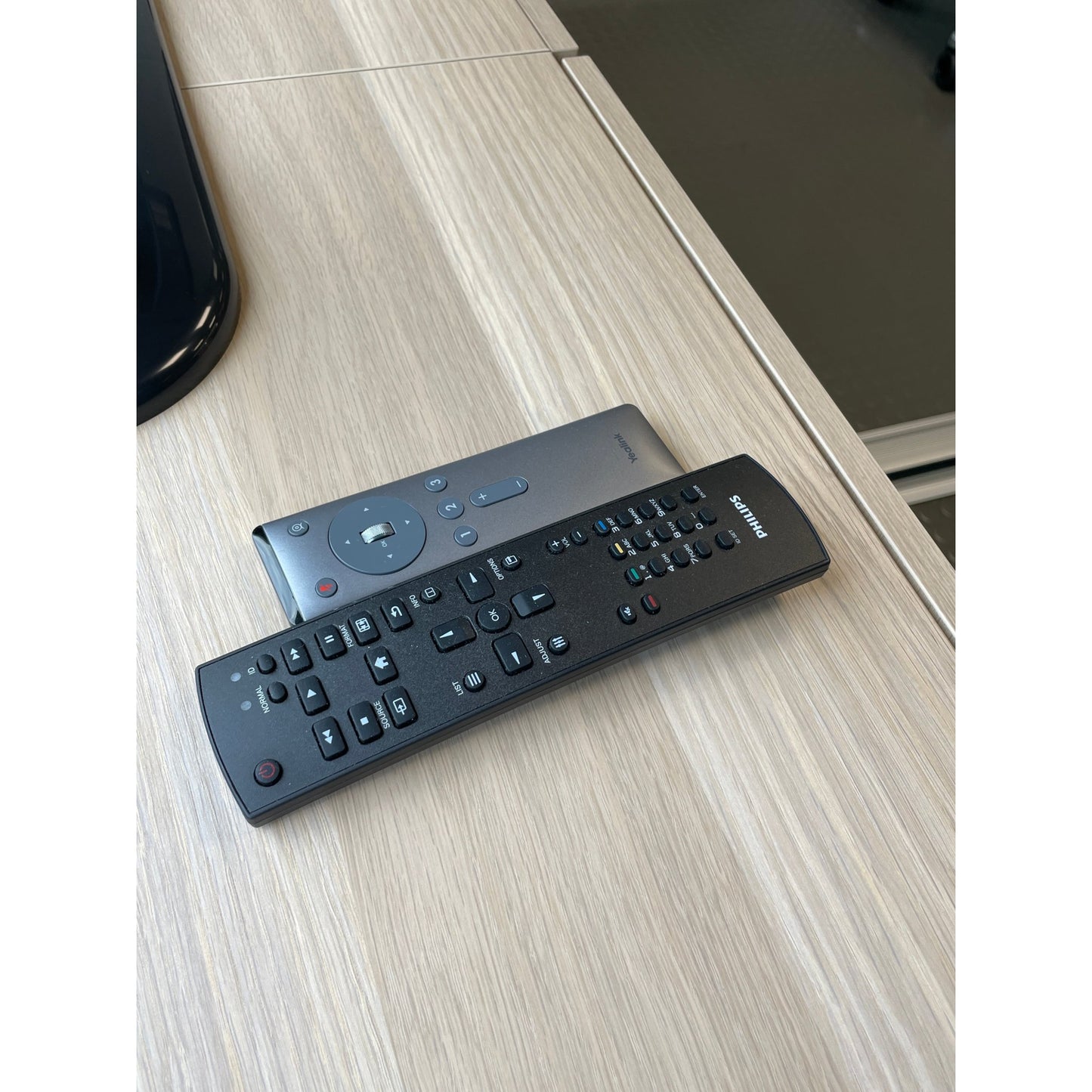 Konferanseseksjon med TV, kamera og lydanlegg, fra Phillips/IKEA/YeaLink