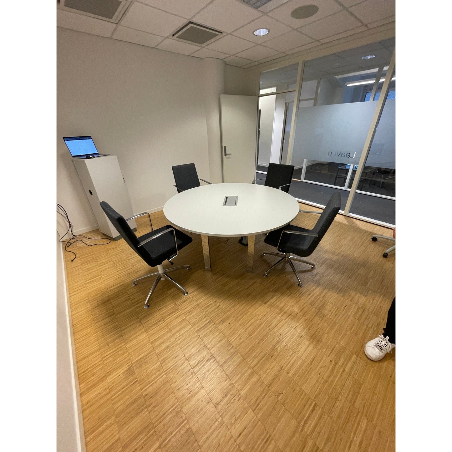 Rundt møtebord fra EFG, lys grå, 160x160 cm