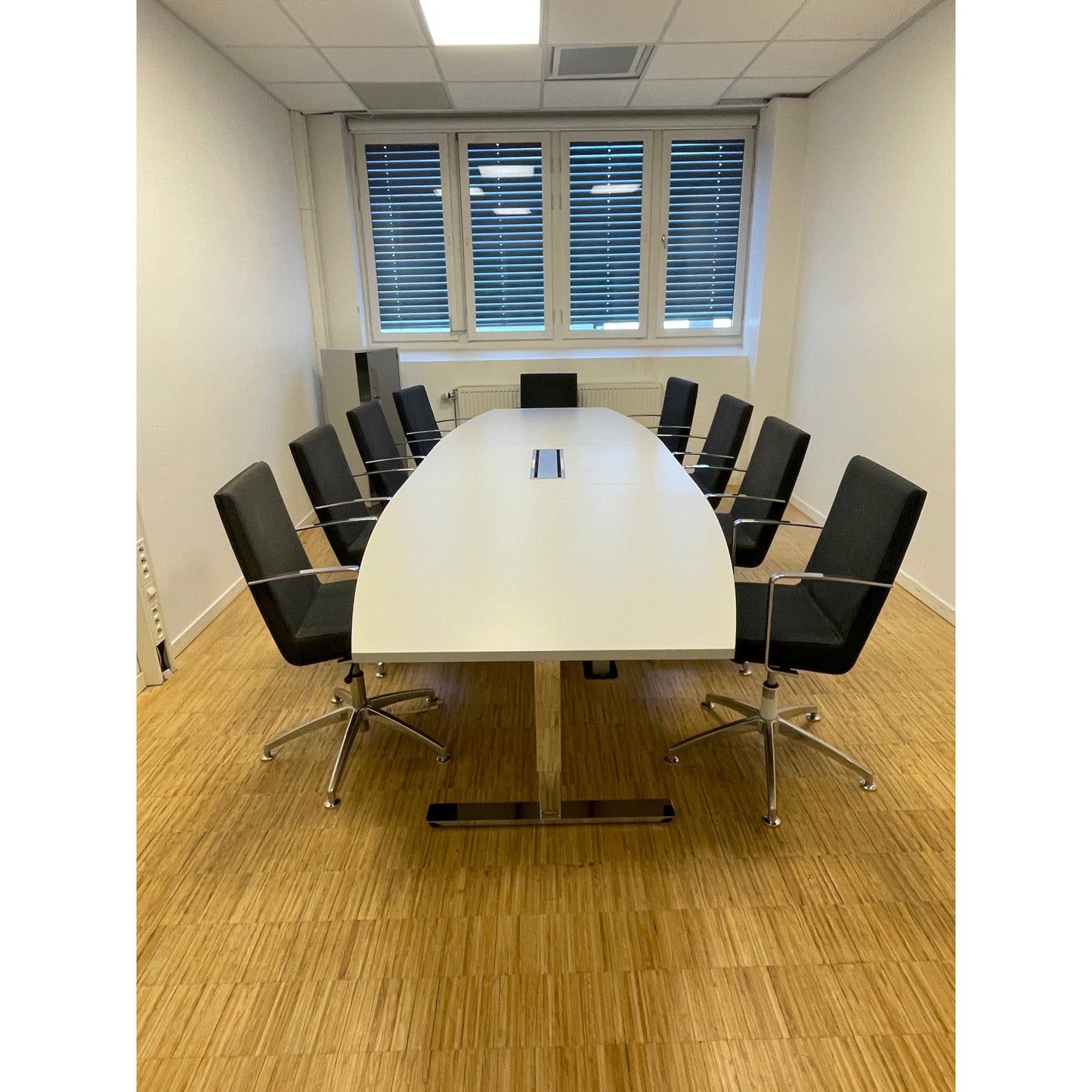 Båtformet møtebord fra EFG, lys grå, 360x120 cm