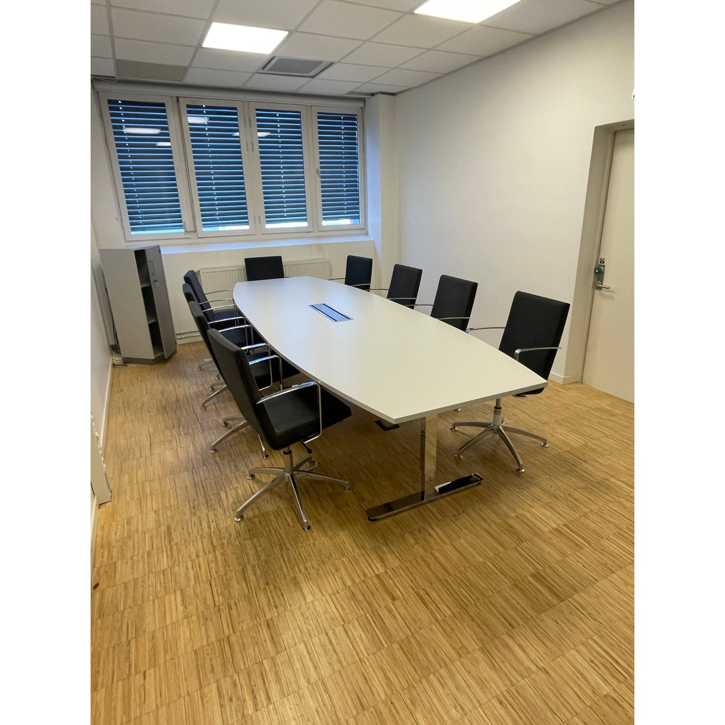 Båtformet møtebord fra EFG, lys grå, 360x120 cm