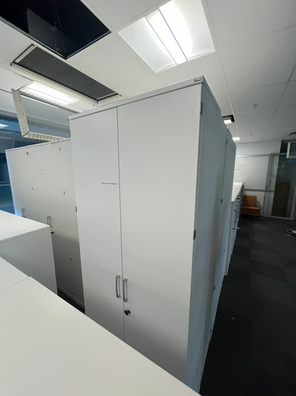 Høyskap fra Kinnarps med lås, slagdør, hvit