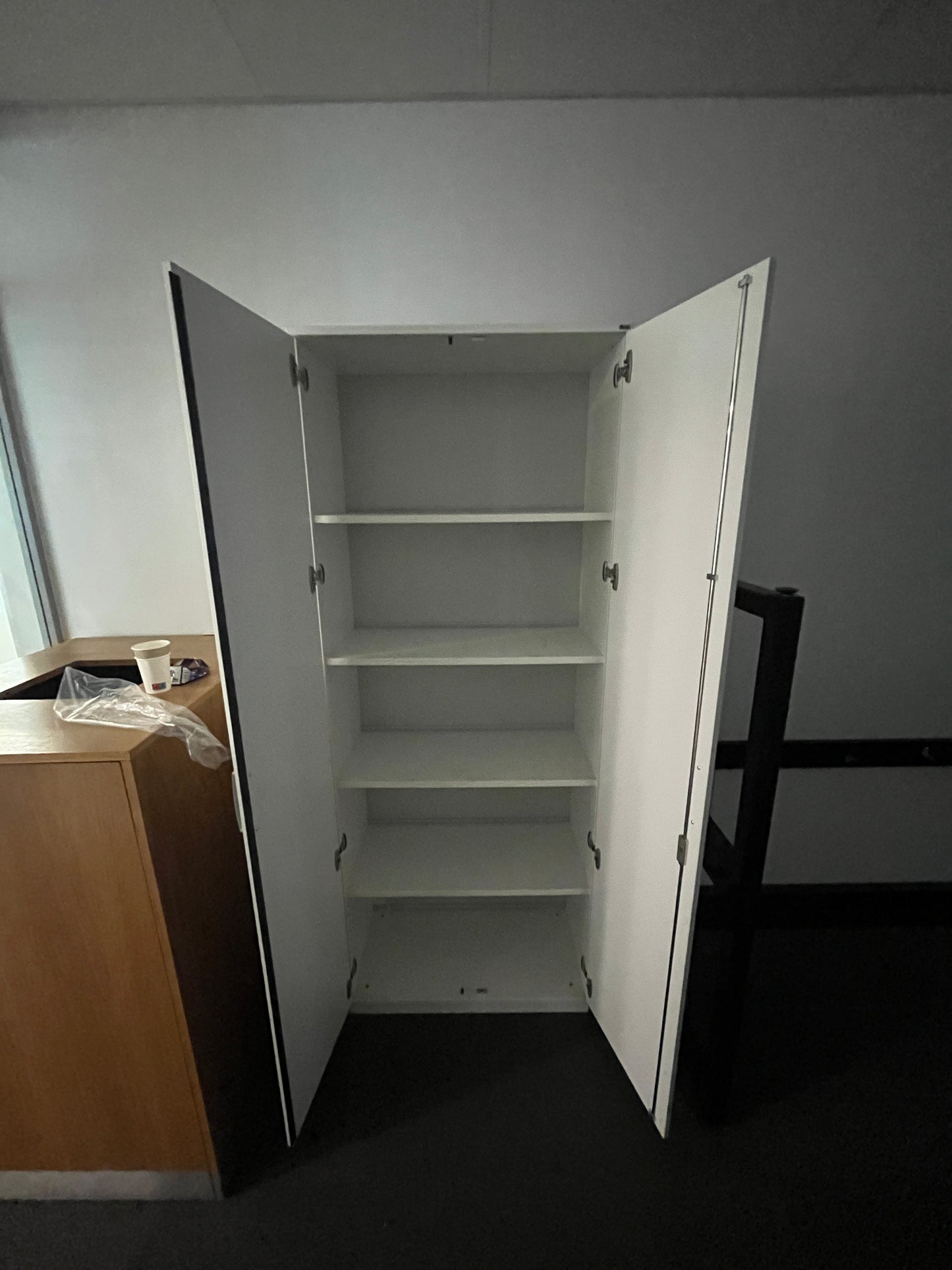 Høyskap fra Kinnarps med lås, slagdør, hvit