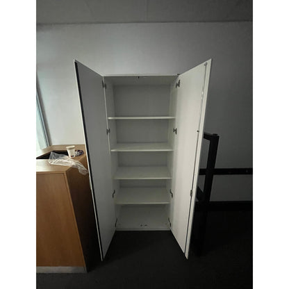 Høyskap fra Kinnarps med lås, slagdør, hvit