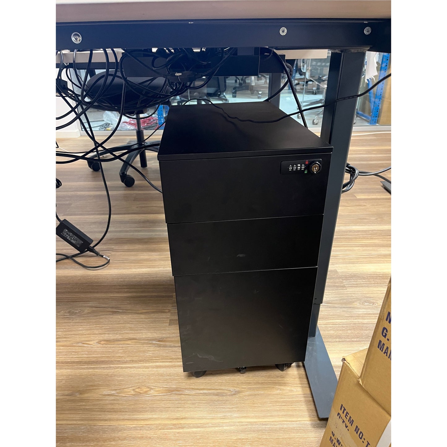 Sort arkivskap med lås