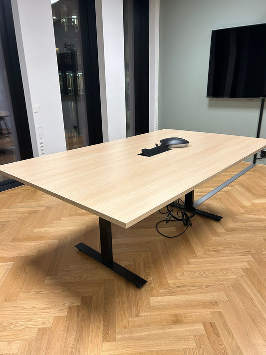 Møtebord fra Narbutas, 200x120