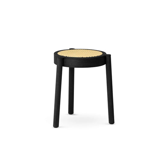 Pal stool fra Northern i svart malt eik med naturlig mesh-sete, 37x37x46 cm
