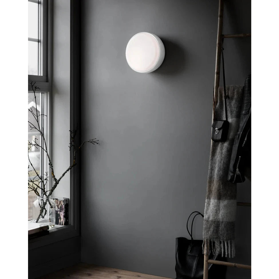 Over Me D20 bordlampe fra Northern, mørk grå