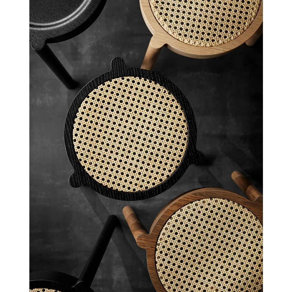 Pal stool fra Northern i svart malt eik med naturlig mesh-sete, 37x37x46 cm