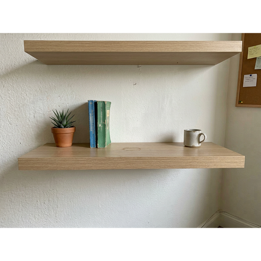 Hylle i eik, trefarget – 75x25x4 cm