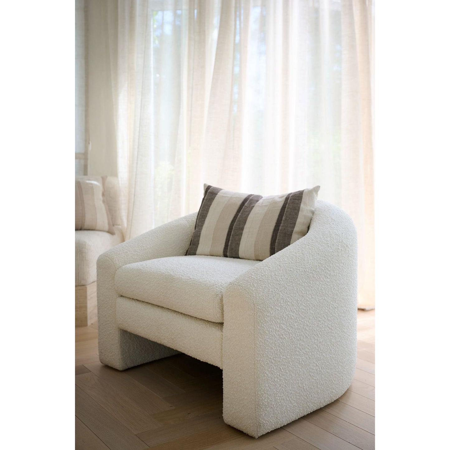 Noa Lenestol fra Kid i hvit