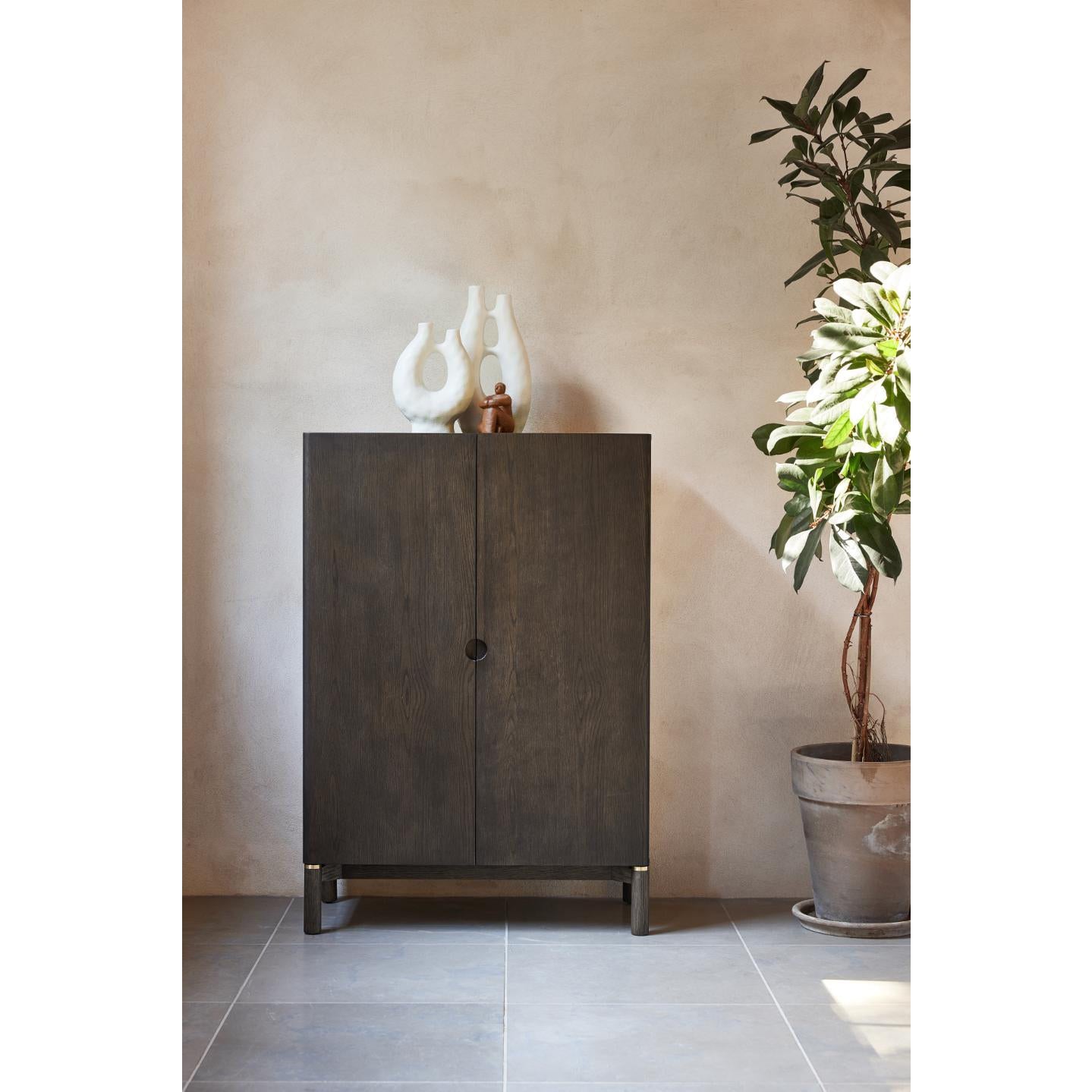 Arun skap fra A-Møbler, mørk tre