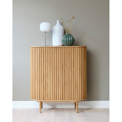 Carno vitrineskap fra A-Møbler, 110x45 cm, naturlig eikefinish