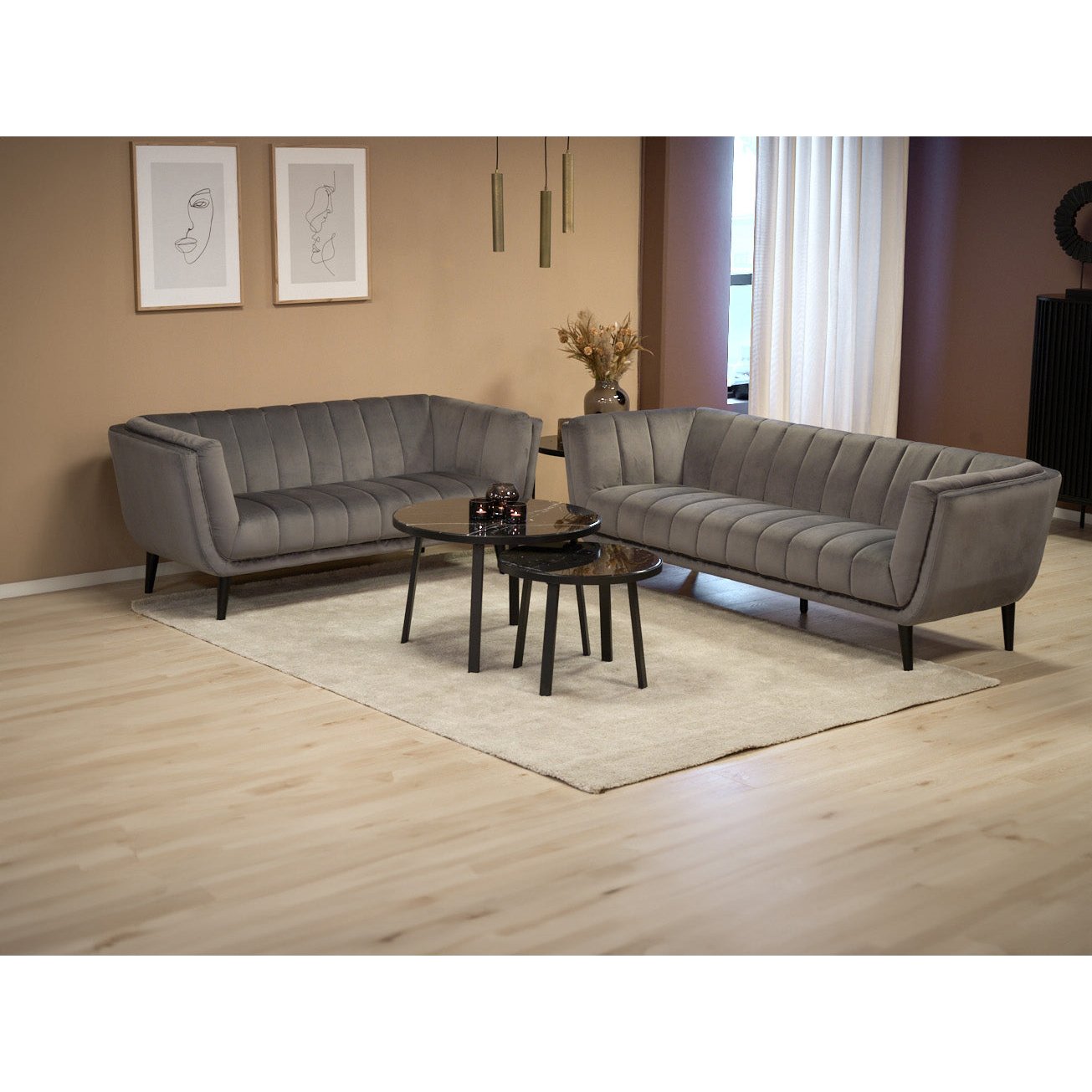 Tampa 2-seter sofa fra A-Møbler, mørk grå velour