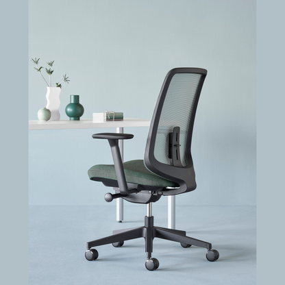 Verus kontorstol fra Herman Miller, sort – selvjusterende tiltmotstand
