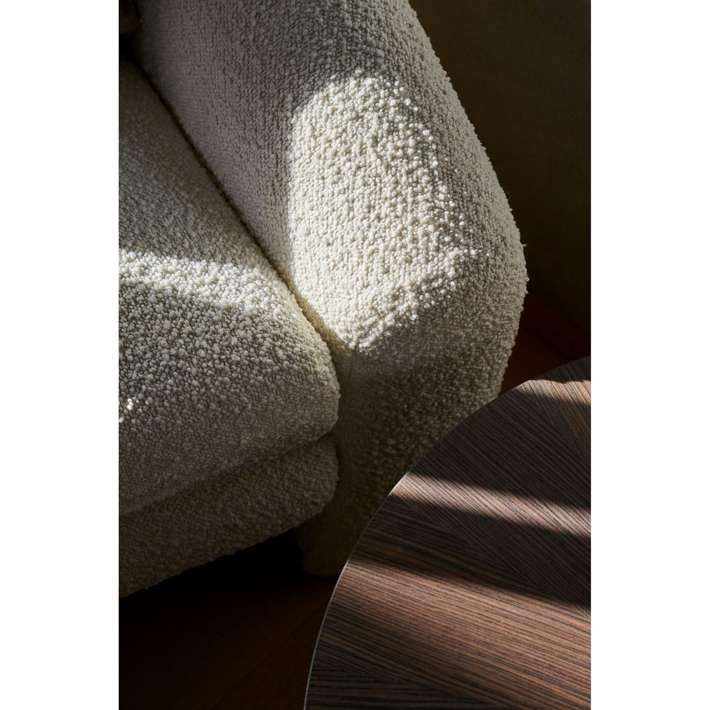 Noa Lenestol fra Kid i hvit