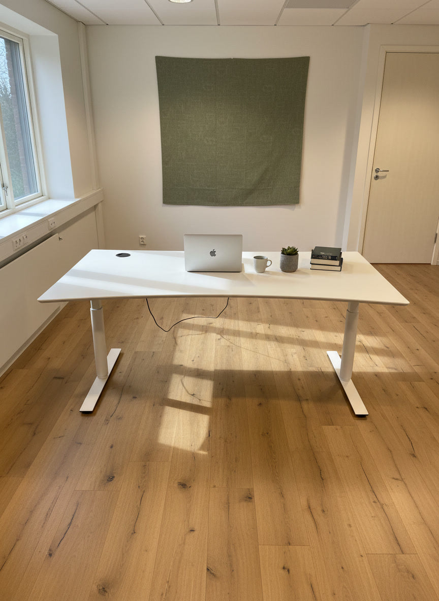 (180x90) skrivebord i hvit, hevet skjerm