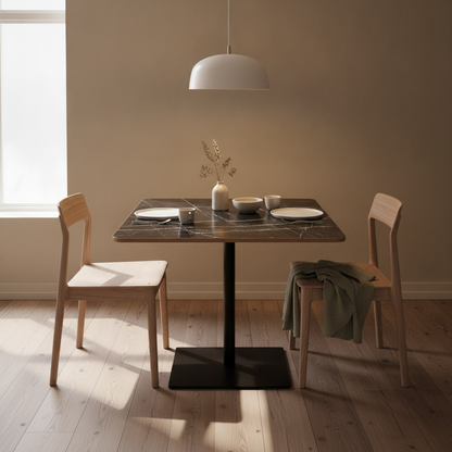 (115x85) spisebord i svart, marmorert bordplate med søylefot