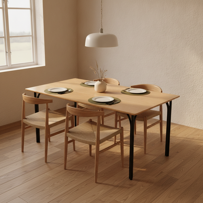 (6x6) spisebord fra Fredericia Furniture i svart, metallben
