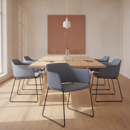 Skift møtestol fra David design i lys blå, med armlener
