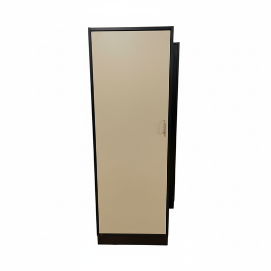 Høyt skap fra Svenheim, svart med grå dør