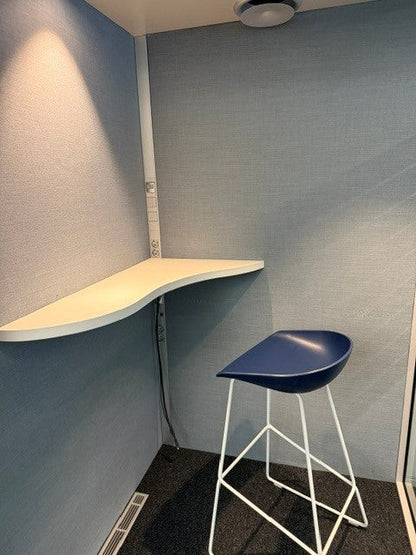 Talk stillerom (pod) fra QuietPod i sølv, med ståbord og barkrakk