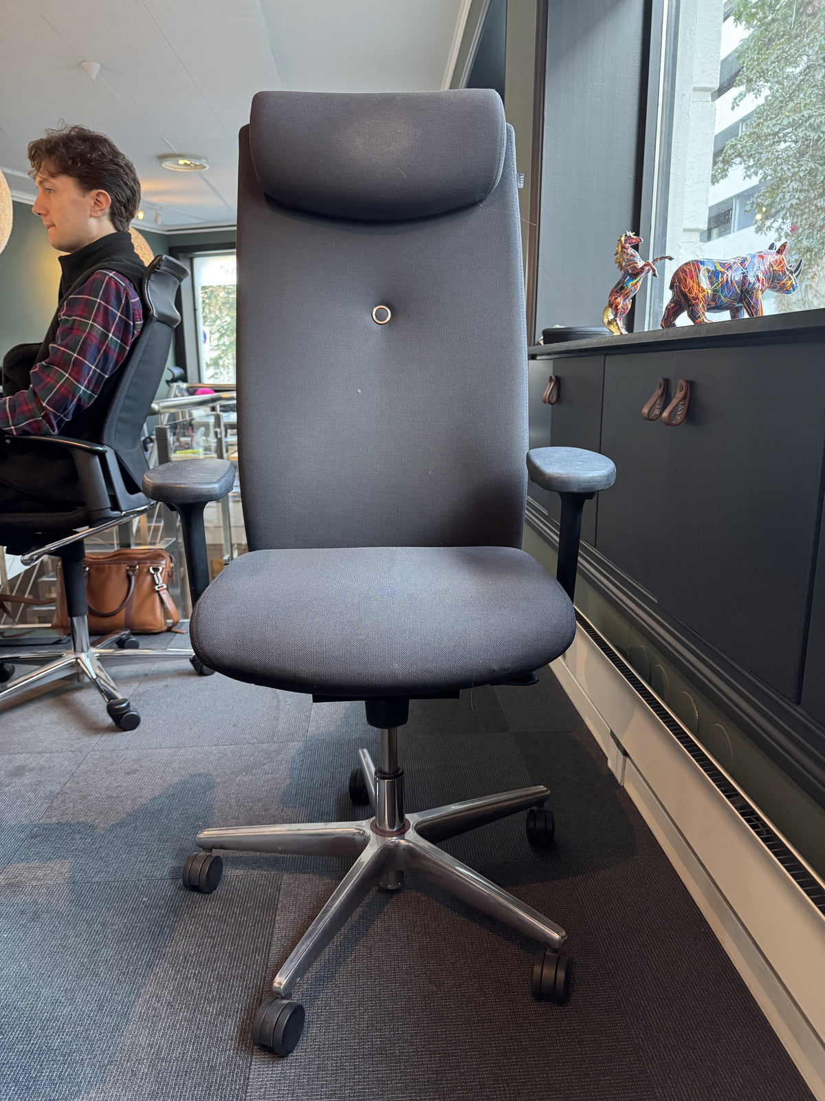 XO kontorstol fra SAVO i grå, høy rygg med nakkestøtte