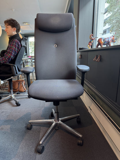 XO kontorstol fra SAVO i grå, høy rygg med nakkestøtte