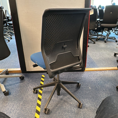 ID Mesh konferansestol fra Vitra i blå
