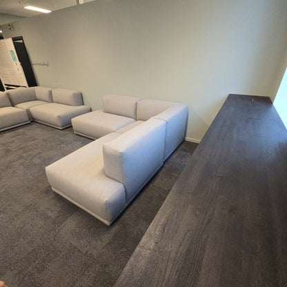 Connect Hjørnesofa fra Muuto i lys grå, åpen ende venstre