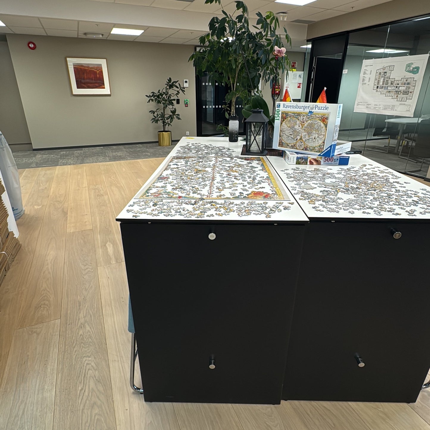 Barbord med mønstrede, hvit overflate og solid konstruksjon