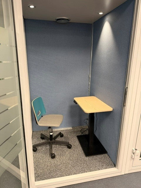 Talk stillerom (pod) fra QuietPod i sølv, glassdør