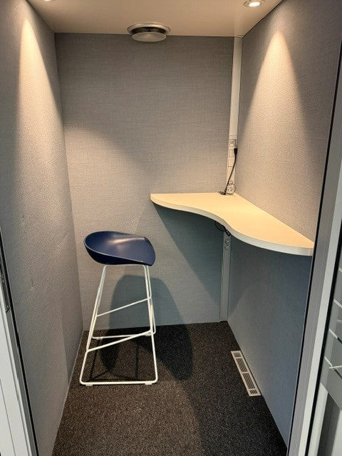 Talk stillerom (pod) fra QuietPod i sølv, med ståbord og barkrakk