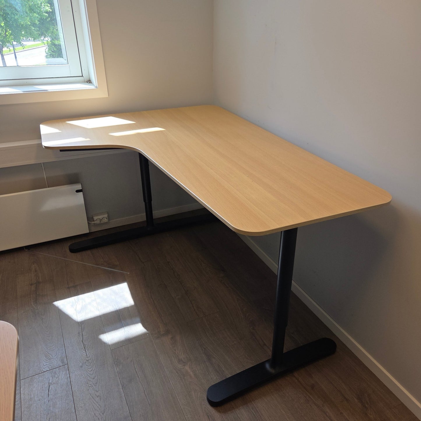(160x110) IKEA skrivebord i lyst tre