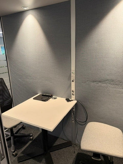 Work stillerom (pod) fra QuietPod i sølv, glassdør med frostet mønster