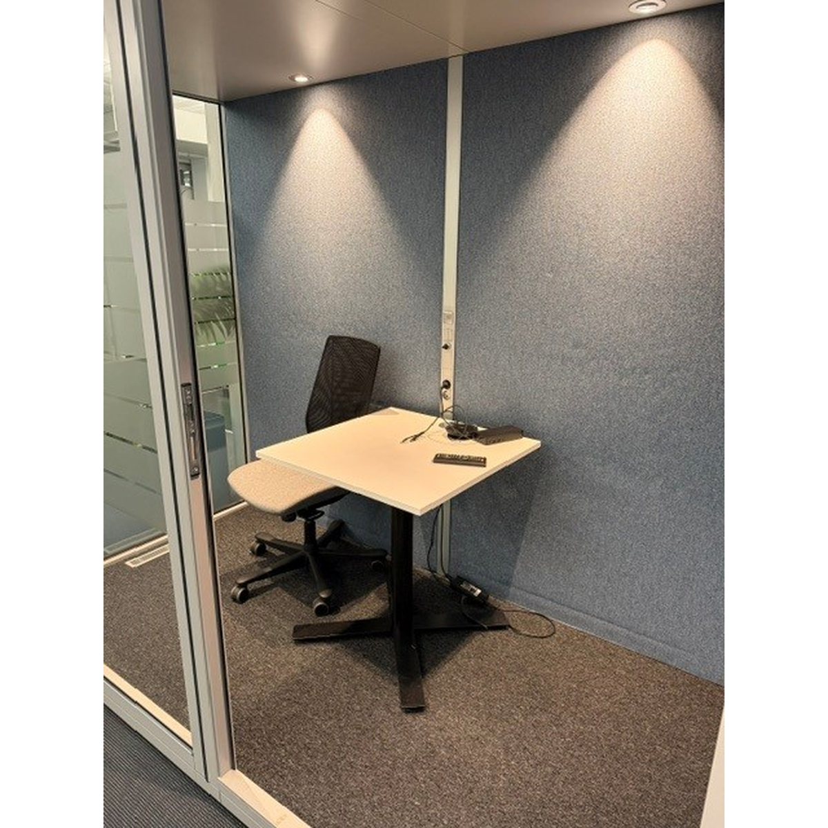 Work stillerom (pod) fra QuietPod i sølv, enkeltplass med glassdør