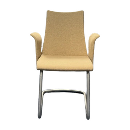 Møteromsstol fra Fora Form i beige