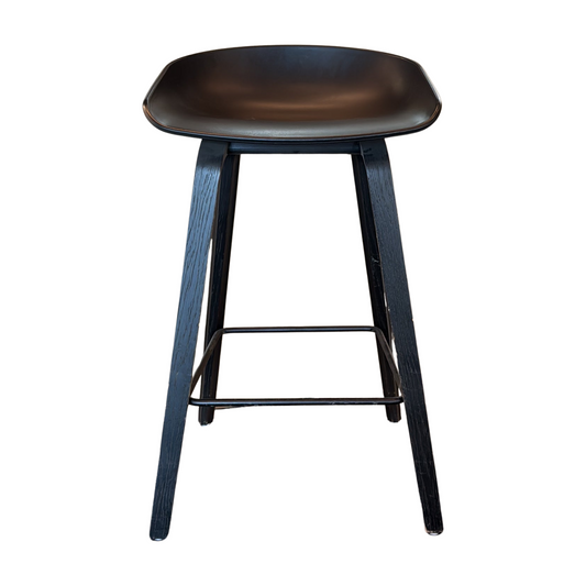 About a Stool AAS 32 fra HAY i svart