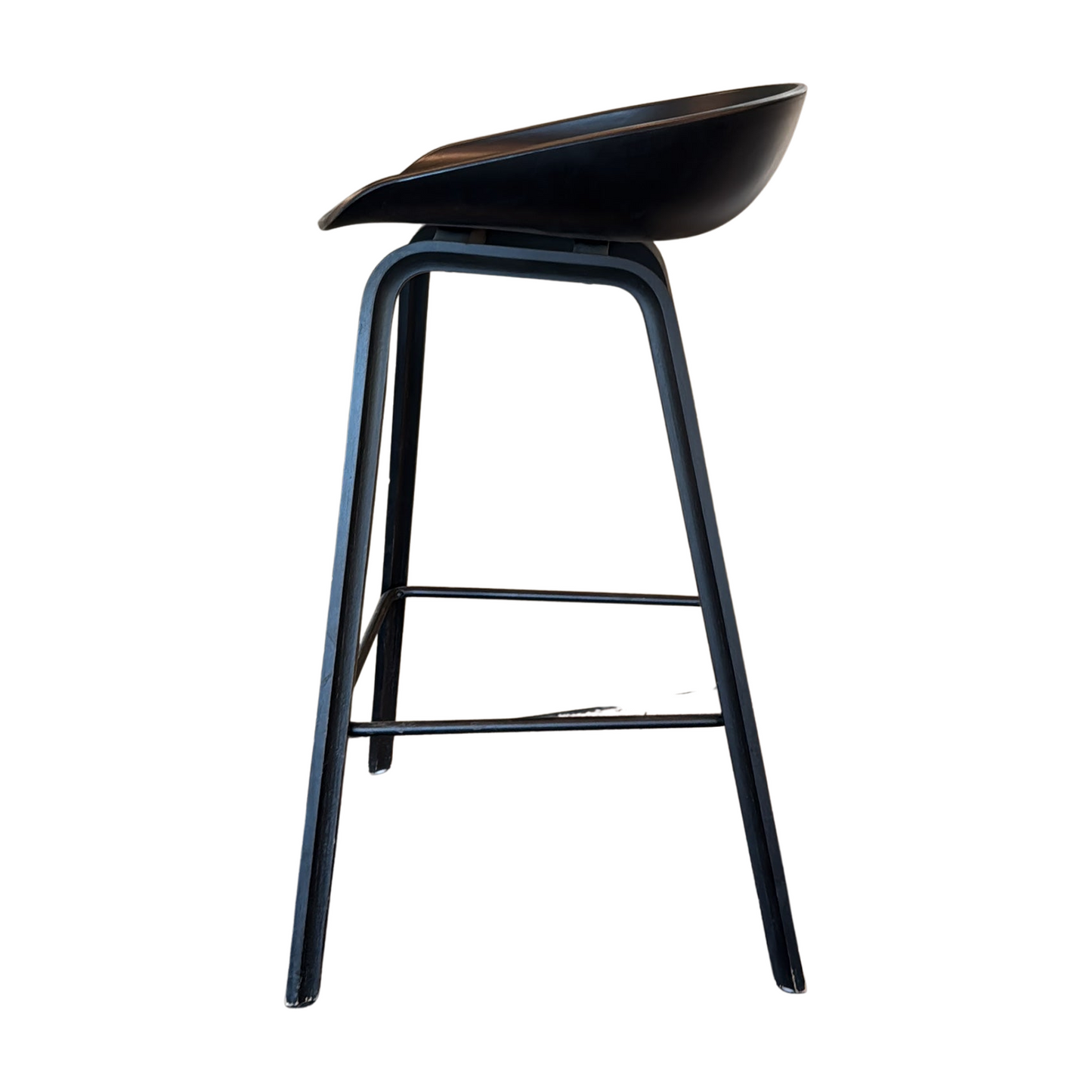 About a Stool AAS 32 fra HAY i svart