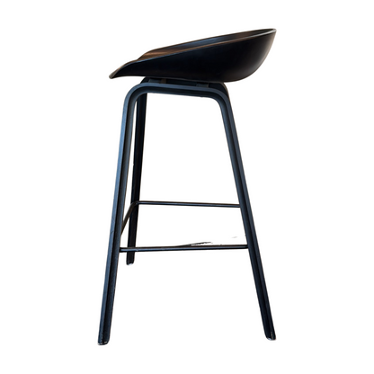 About a Stool AAS 32 fra HAY i svart